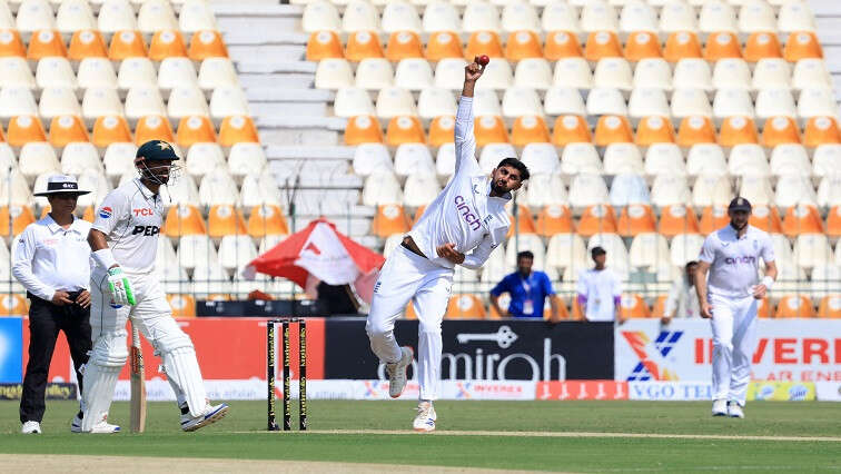 Pakistan 122-1 v England after fifties by Masood and Shafique