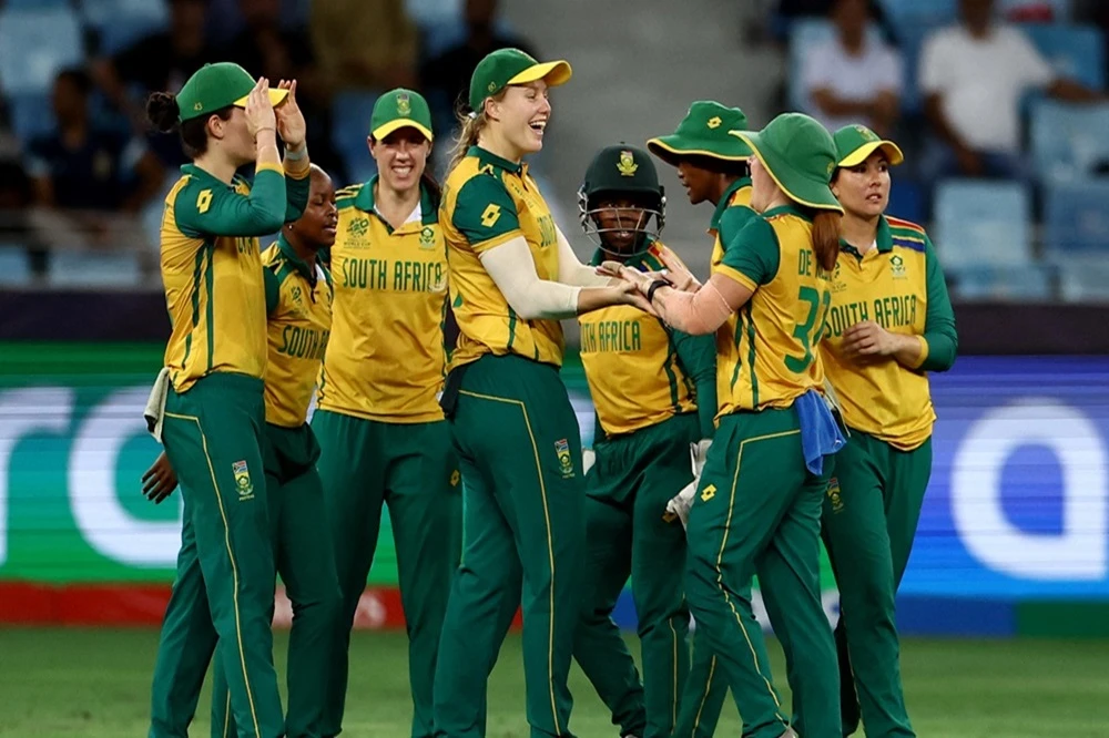 India set 299 target for Proteas