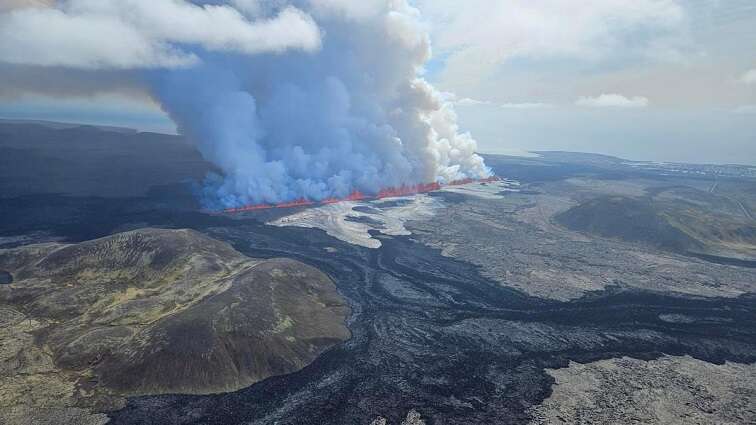 Iceland volcano eruption raises pollution fears, spa evacuated