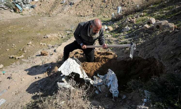 Bereaved Gazans dig out bodies from city ruins