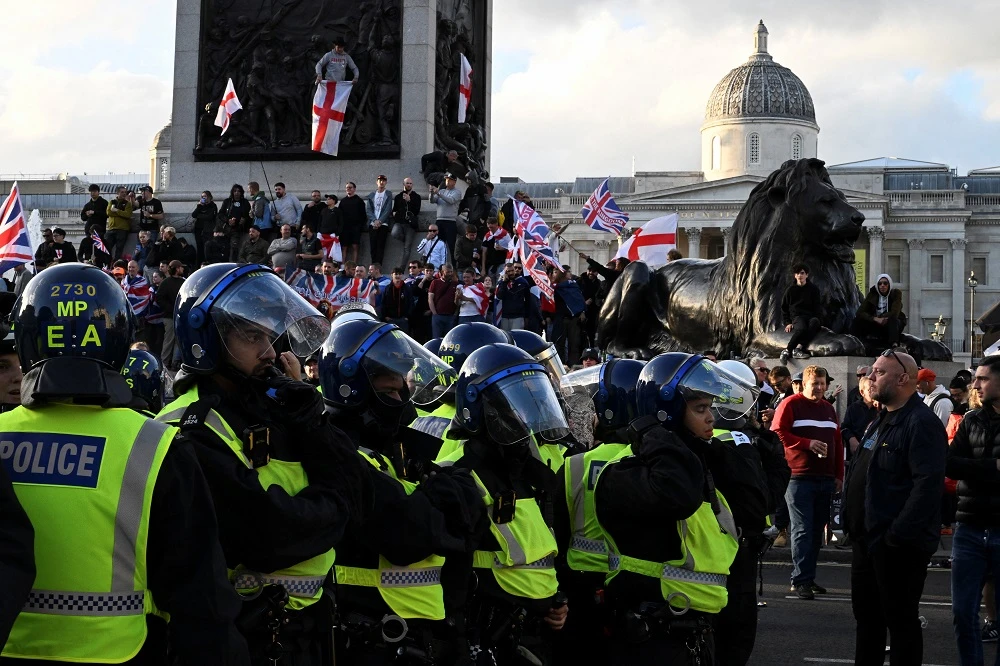 Scuffles with police as 100 000 anti-immigration protesters march in London