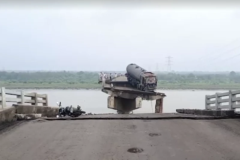 10 dead after bridge collapses in western India: Local media