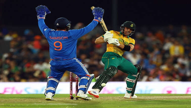 Flying ants halt T20 clash between South Africa and India