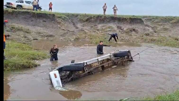 Eight bodies recovered after bakkie plunges into river in Heilbron