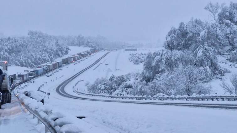 Heavy snowfall reported on N3 along Van Reenen’s Pass