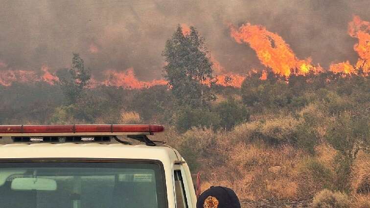 Emergency services on alert as Table Mountain park fires escalate