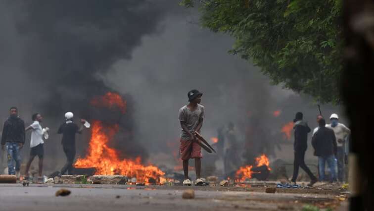 Mozambique president fires police chief