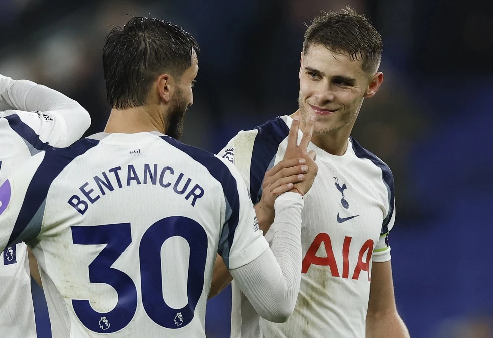 Van de Ven double lifts Tottenham to victory at Everton
