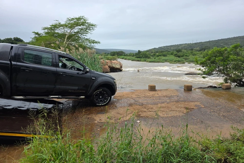 Police divers continue search for man swept away in Komati River