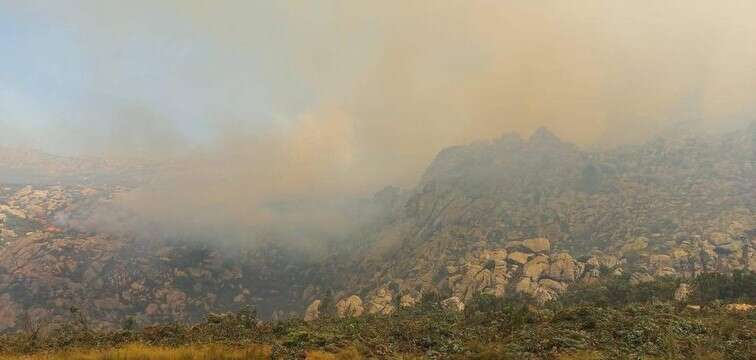 Cape Winelands fires rage on, Tulbagh mountains still ablaze