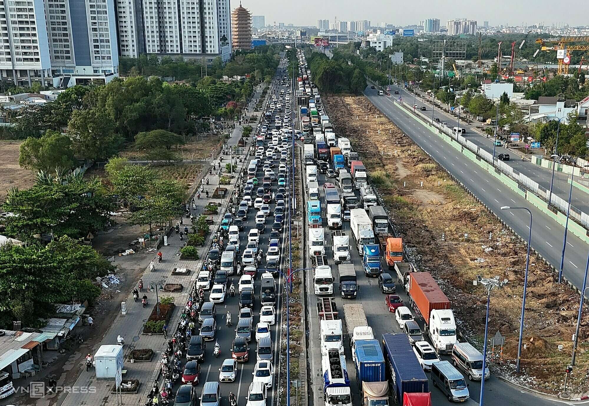 Ùn tắc hai km quanh nút giao cửa ngõ phía đông TP HCM