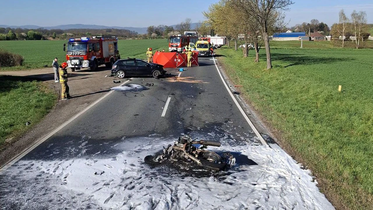 Tragiczne zderzenie na drodze krajowej. Motocykl doszczętnie spłonął