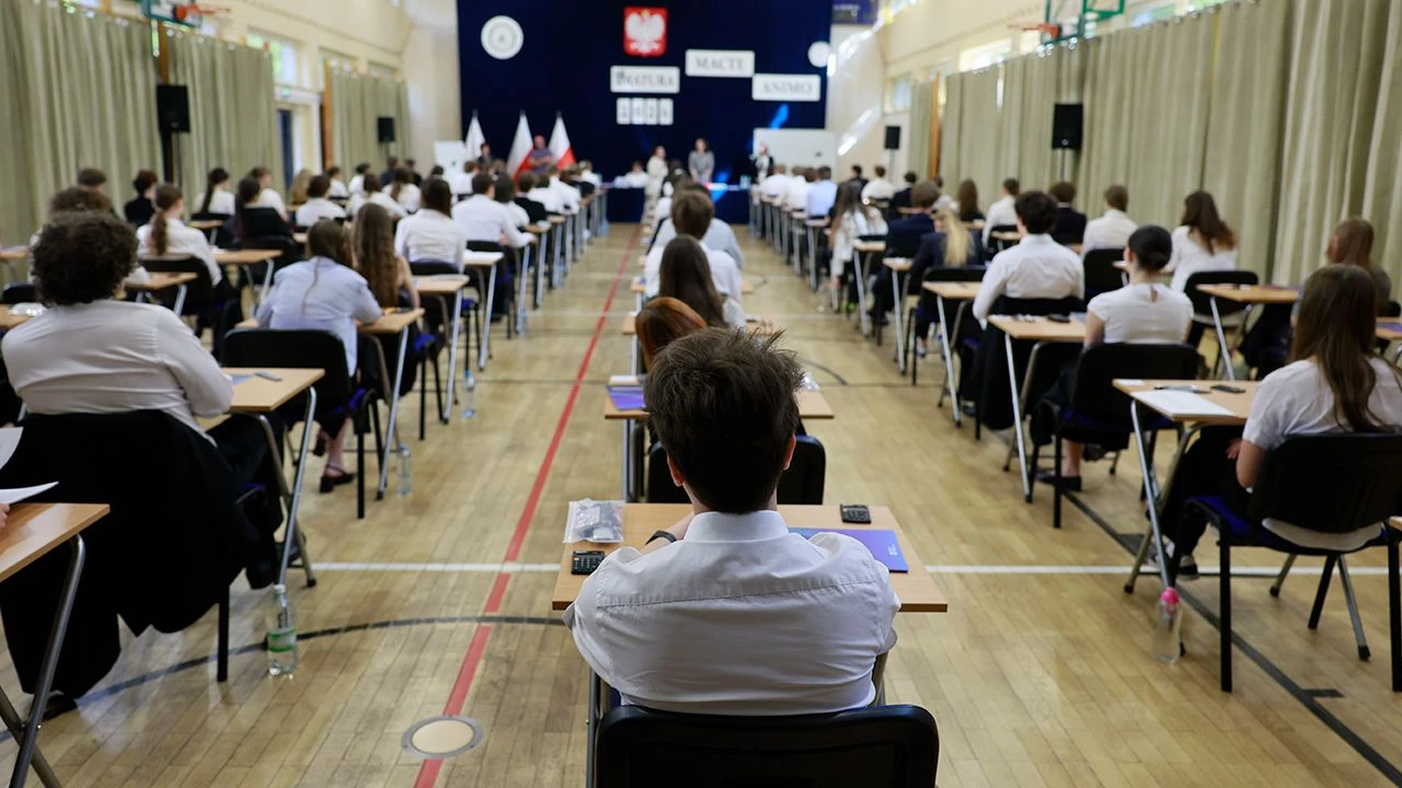 Rok do tyłu z powodu smartfona. Surowe kary dla kilkunastu maturzystów