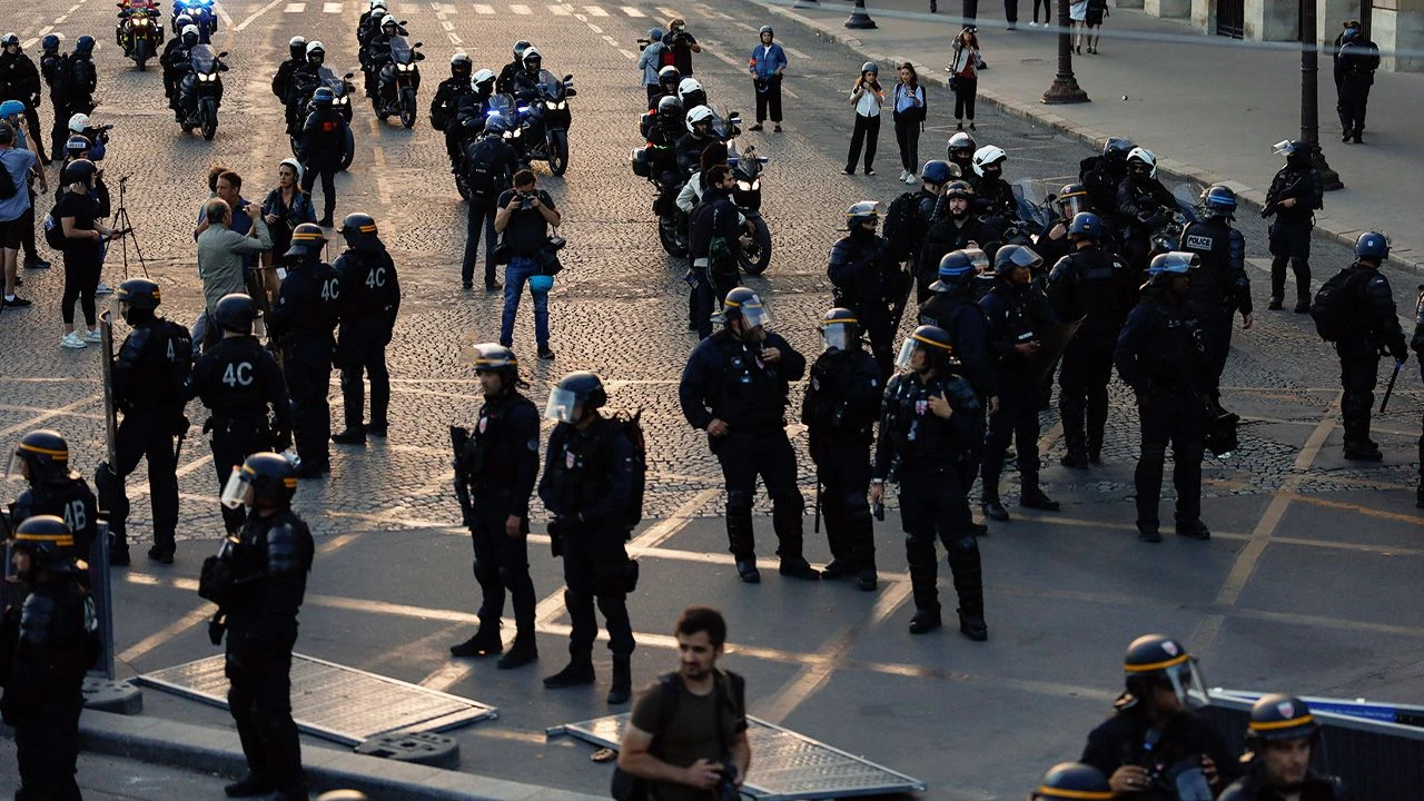 Brutalny finał walki z „białym tsunami” we Francji. Każdej nocy wraca chaos