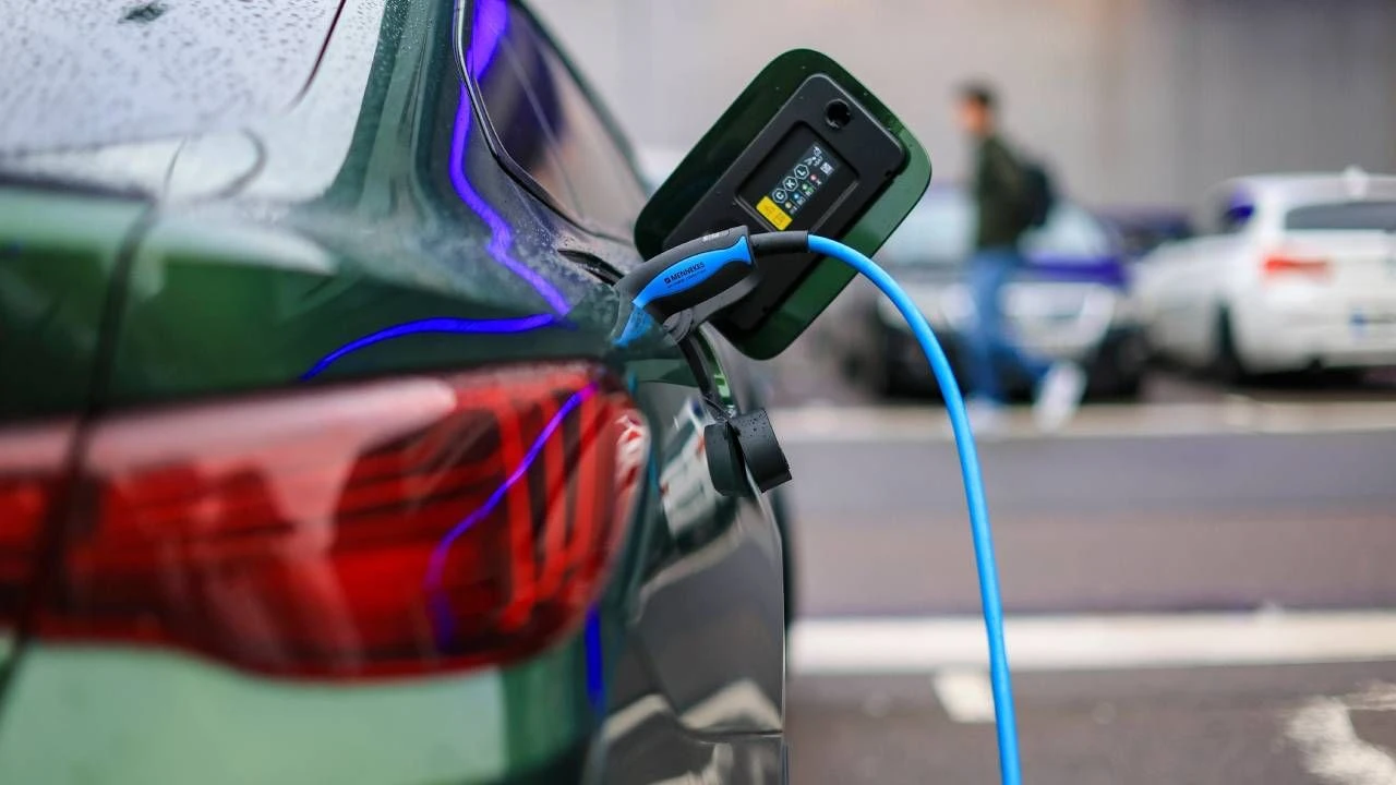 Zielona transformacja zgrzyta w praktyce. Komisarze UE mają problem z autami