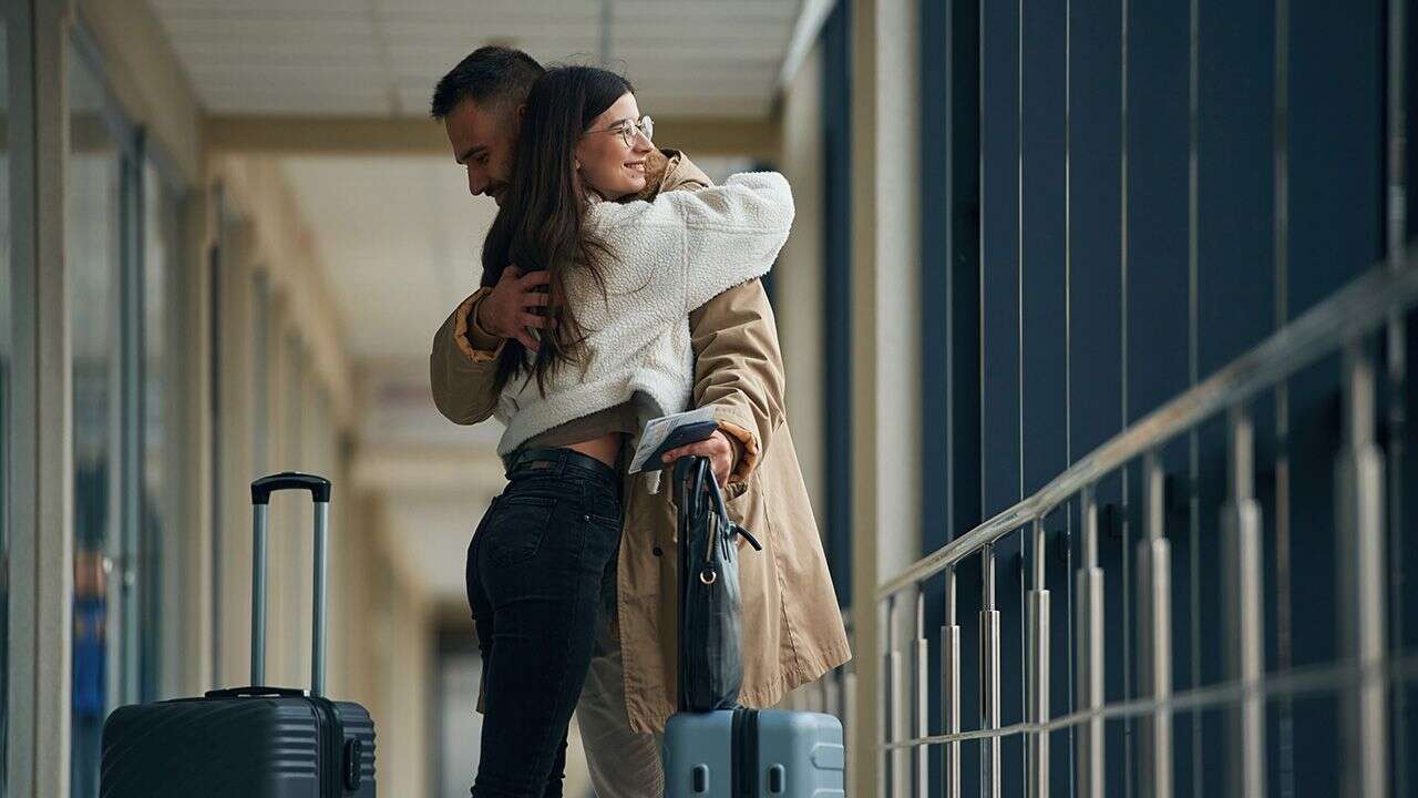 Przytulać, byle szybko. Na lotnisku w Nowej Zelandii jak w... „Misiu” Barei