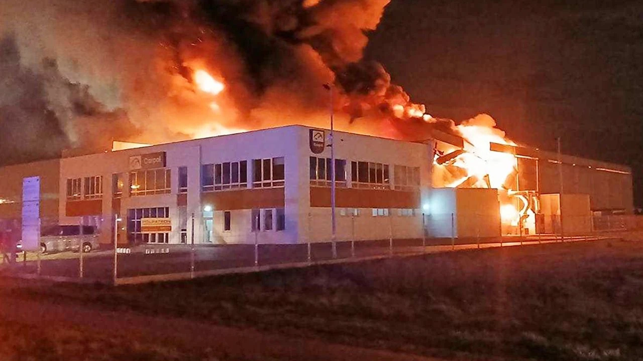 Nocny pożar hali. W powietrzu niebezpieczne substancje