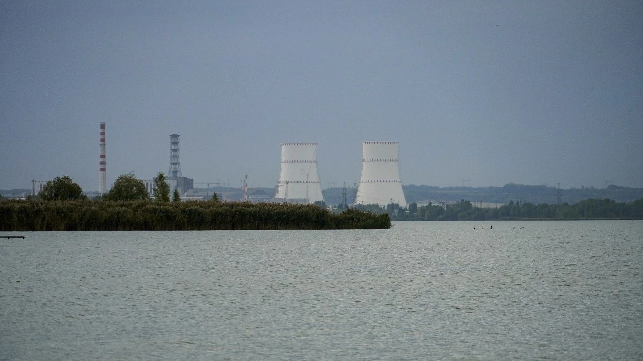 Atak ukraińskiego drona na elektrownię atomową. Pożar i spadek mocy