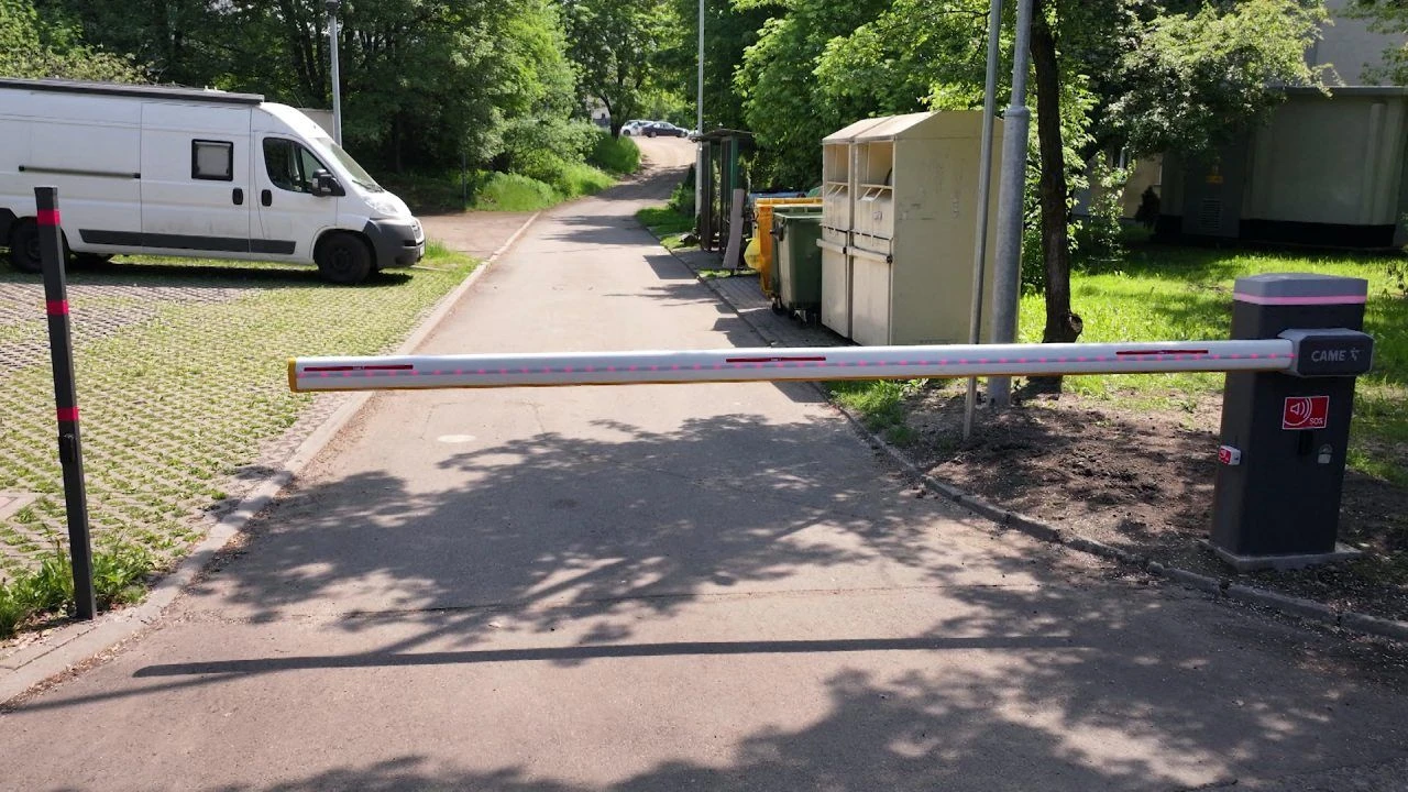 Wojna o szlaban. Spółdzielnia każe mieszkańcom płacić za wjazd