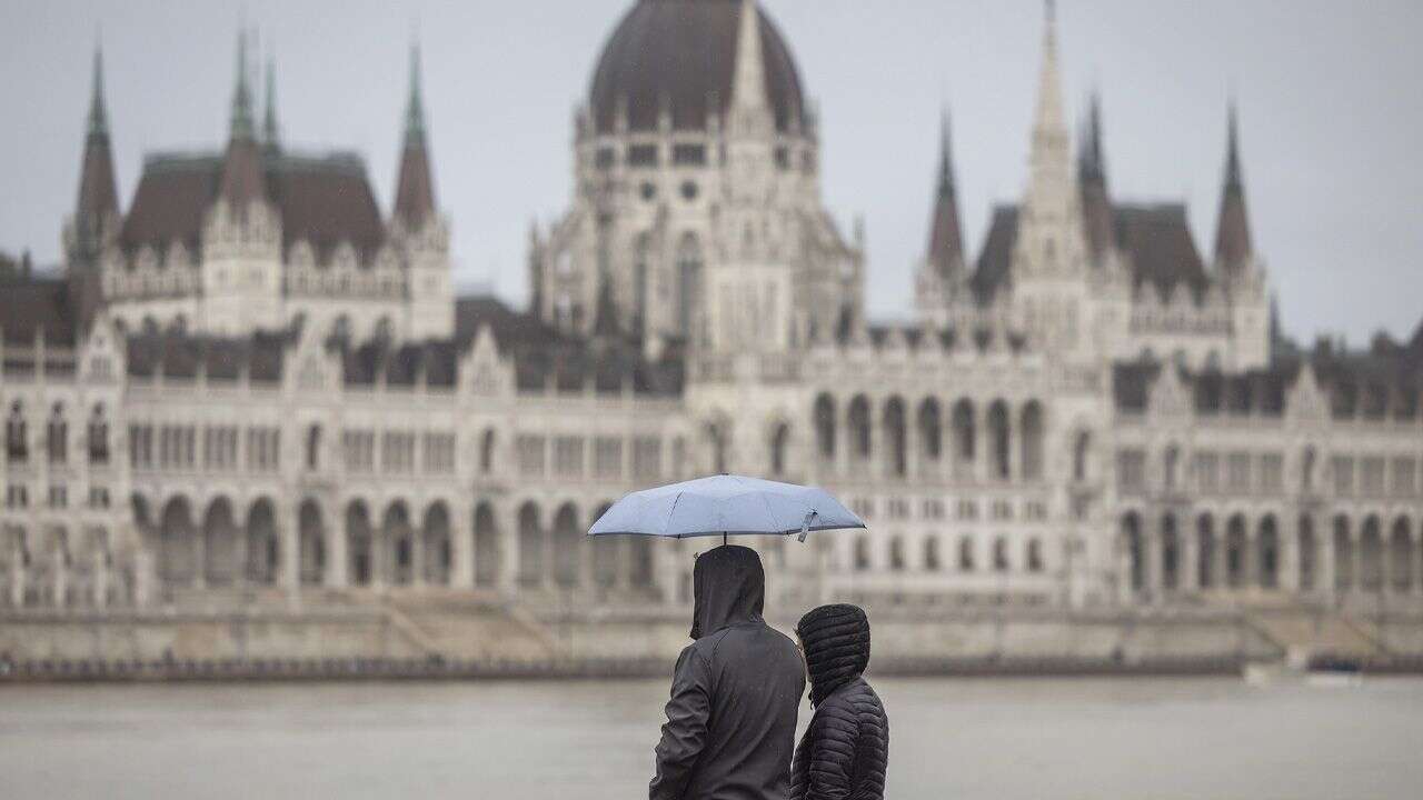 Huraganowy wiatr i wysoki poziom Dunaju. Ostatnie przygotowania przed wielką falą