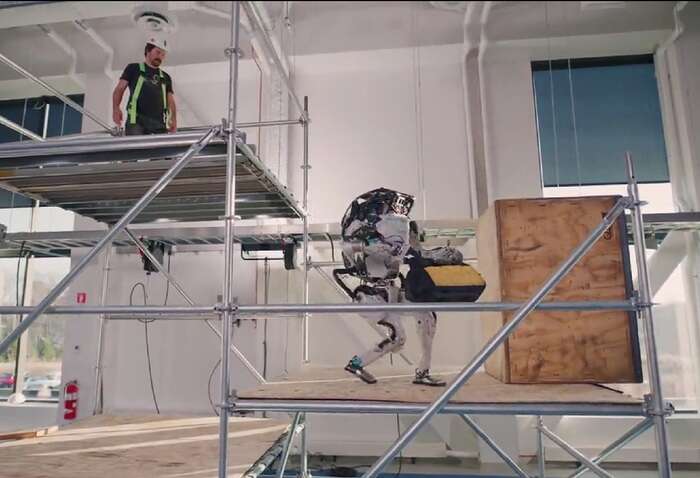 Il robot umanoide Atlas impara a lavorare in cantiere - VIDEO