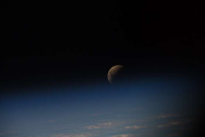 La Luna rossa fa capolino dalla Iss, fotografata da AstroSam