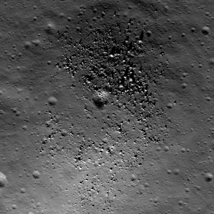 La Luna nasconde un enorme blocco di granito sotto la superficie