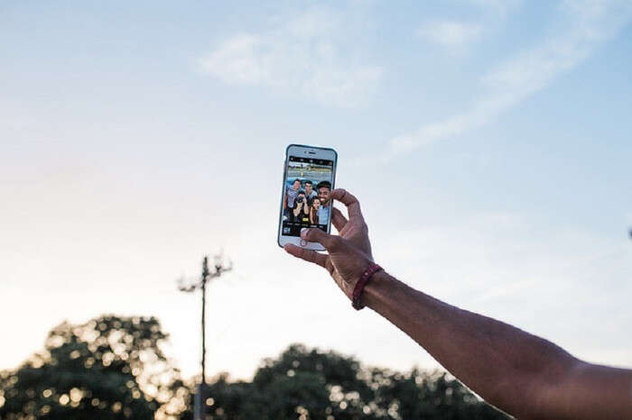 Non solo vanità, la scienza svela perché ci piacciono i selfie