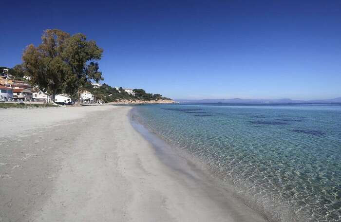 Stretta a Sant'Antioco, sulle spiagge è vietato mangiare