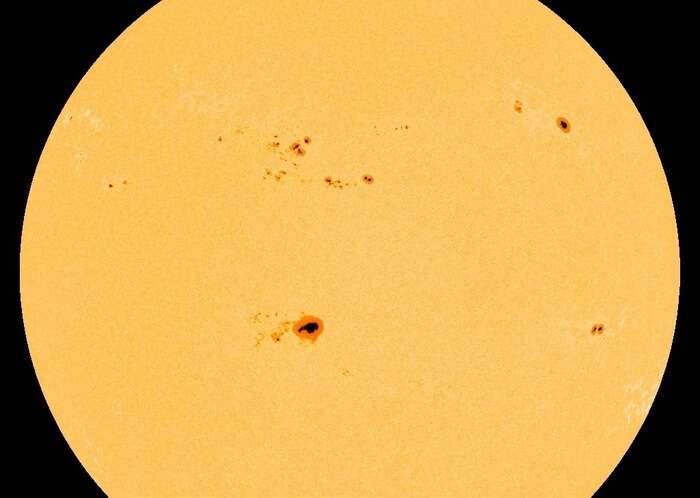 Una macchia solare visibile a occhio nudo, è 4 volte la Terra