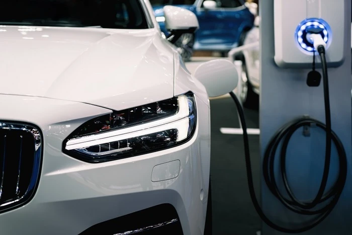 Calano immatricolazioni auto elettriche, -25,9% a novembre
