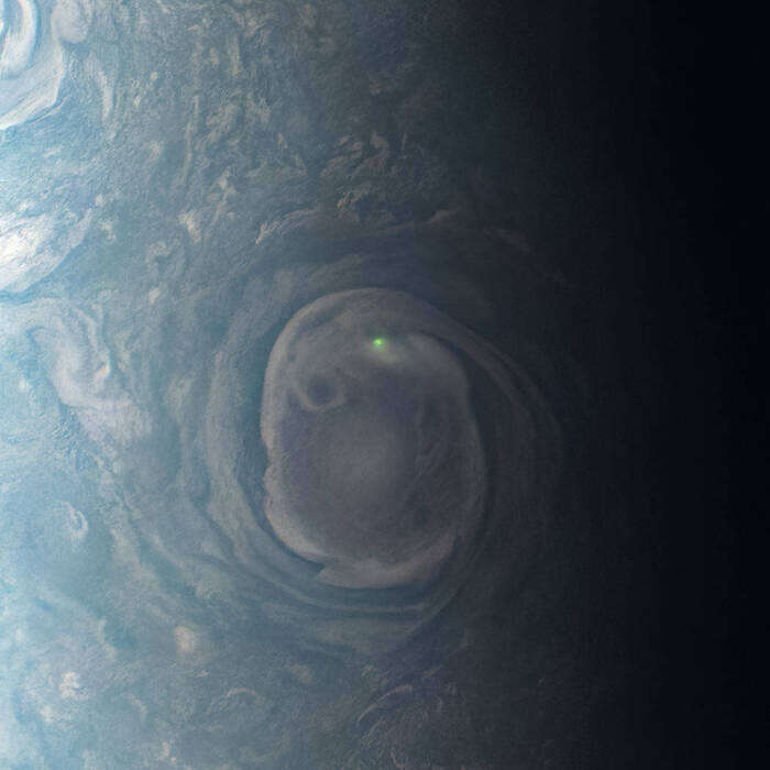 Un fulmine su Giove, fotografato dalla sonda Juno della Nasa (fonte: dati di NASA/JPL-Caltech/SwRI/MSSS, immagine processata da Kevin M. Gill © CC BY)