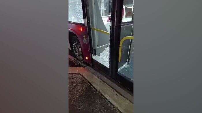 Sassi contro bus Atac a Roma, vetri in frantumi