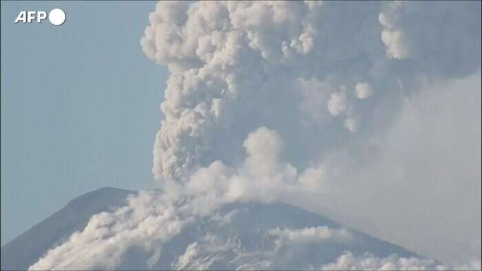 Indonesia, erutta il vulcano Lewotobi Laki Laki: torre di cenere alta chilometri