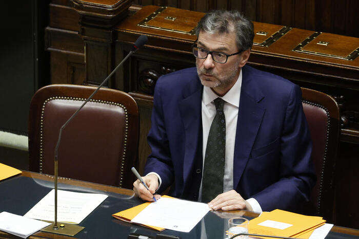 Giorgetti, lavoriamo per chiudere confronto manovra nel weekend