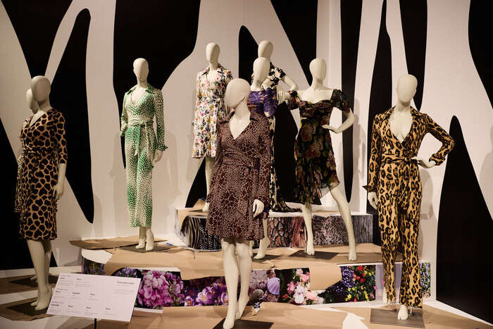 Diane von Furstenberg in mostra per i 50 anni del wrap dress