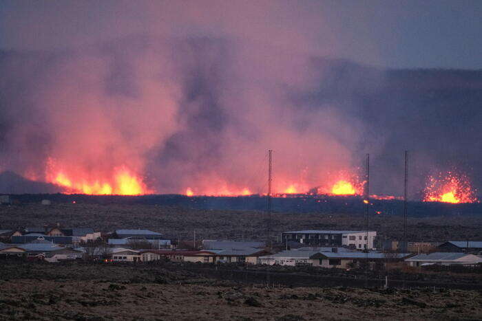 Nuova eruzione vulcanica in Islanda, c'è lo stato di emergenza