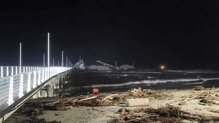 Maltempo, nave 100 metri finisce contro pontile Marina di Massa