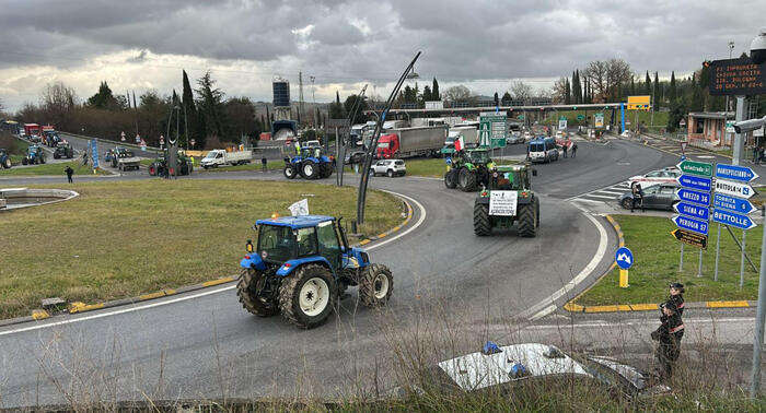 In Valdichiana sfilano 100 trattori per protesta agricoltori