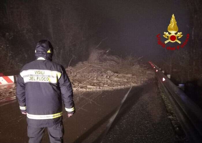 Maltempo Liguria, frana su statale dei Giovi travolge auto