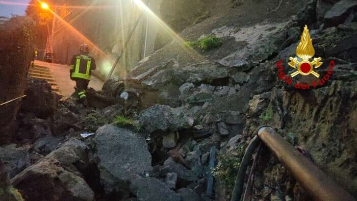 Crolla muro a Genova, si scava per escludere feriti