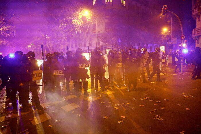 Cariche polizia a protesta ultradestra davanti sede Psoe Madrid