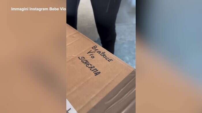 Bebe Vio riceve l'abbigliamento olimpico, il video unboxing sui social