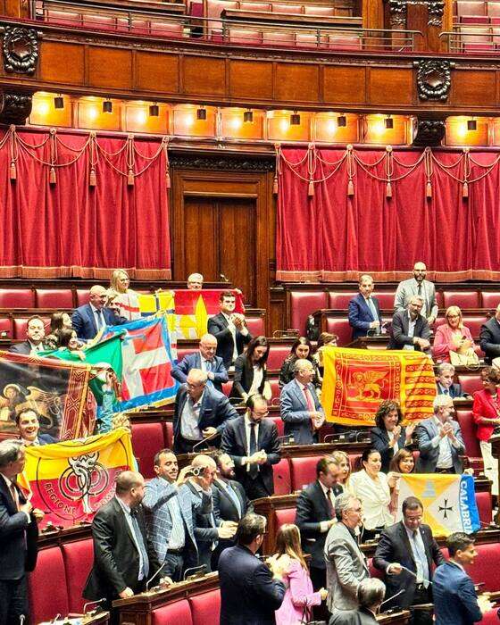 Passa l'Autonomia, in Aula il tricolore e le bandiere regionali