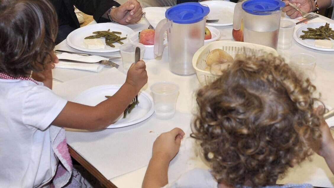 Studenti si sentono male dopo il pranzo in mensa, 31 in ospedale