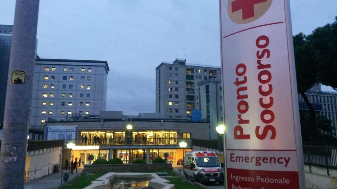 Donna aggredisce infermieri al pronto soccorso, arrestata