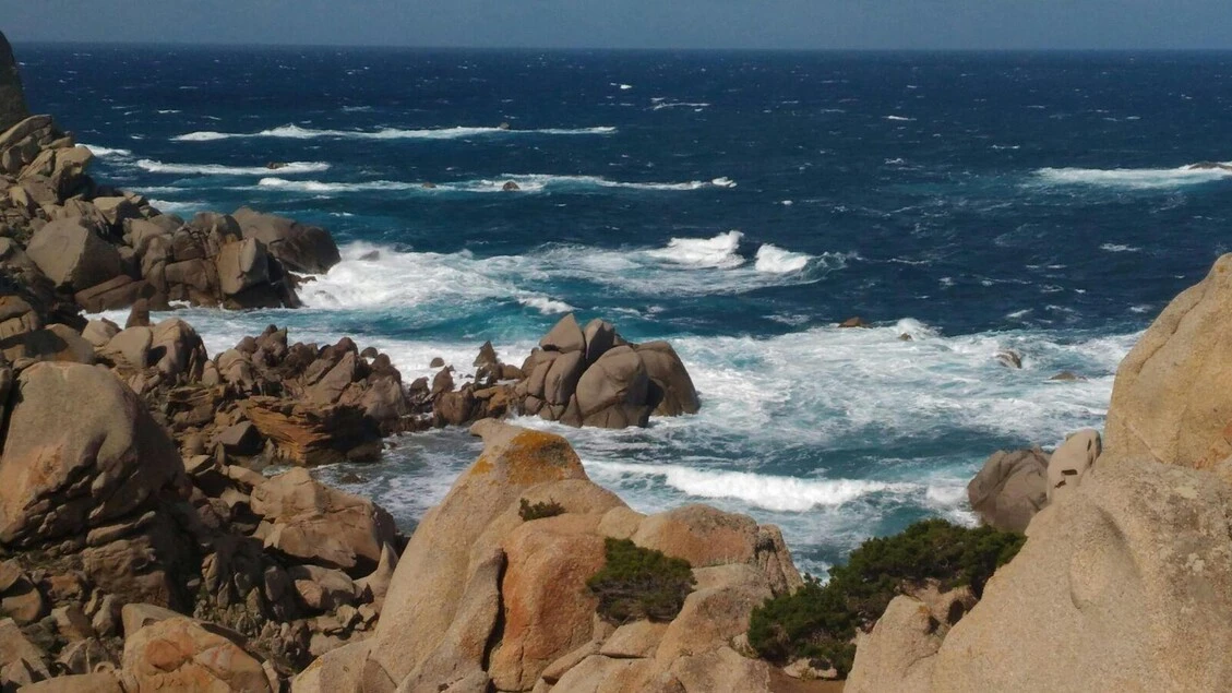Giovane trovato morto nella Valle della luna in Sardegna