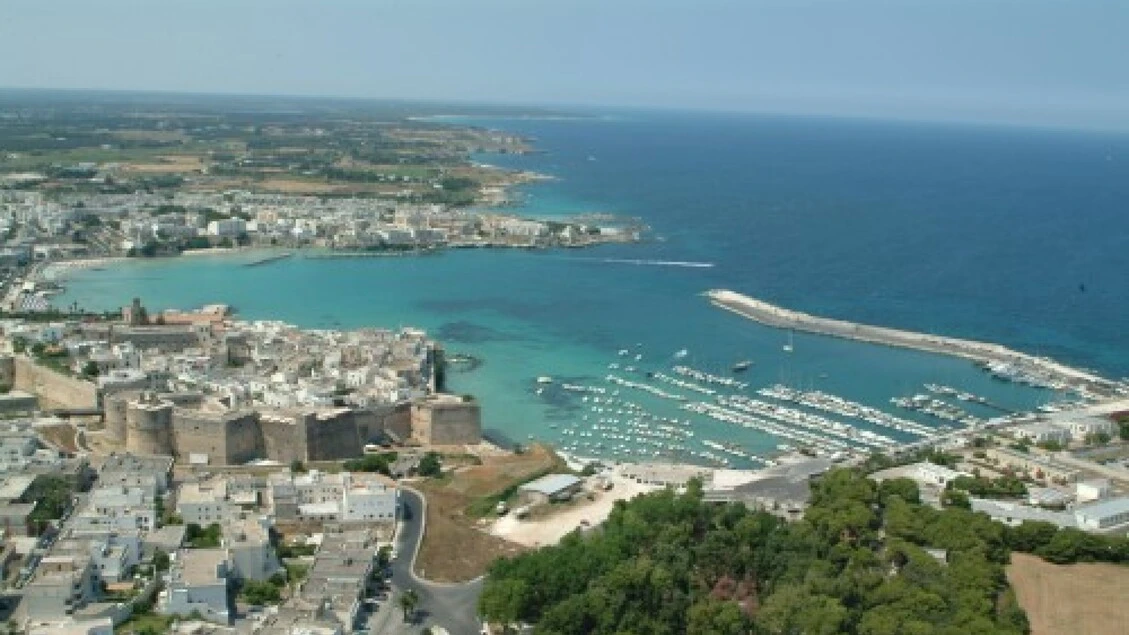 Centro storico di Otranto deturpato con vernice e catrame
