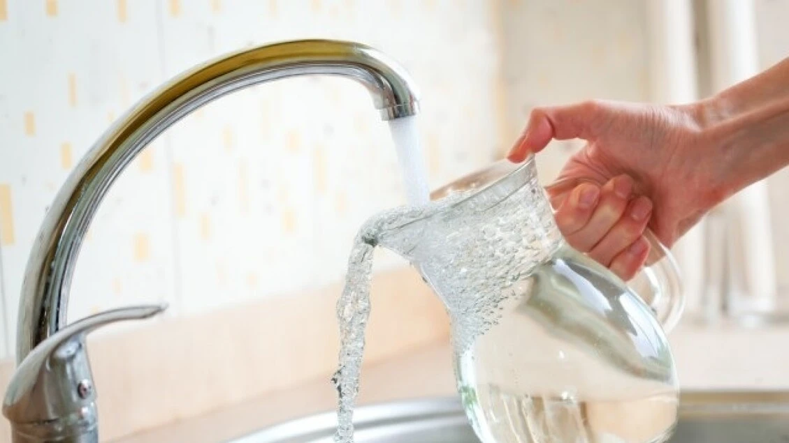Consulta, l'acqua del rubinetto al ristorante non è un diritto