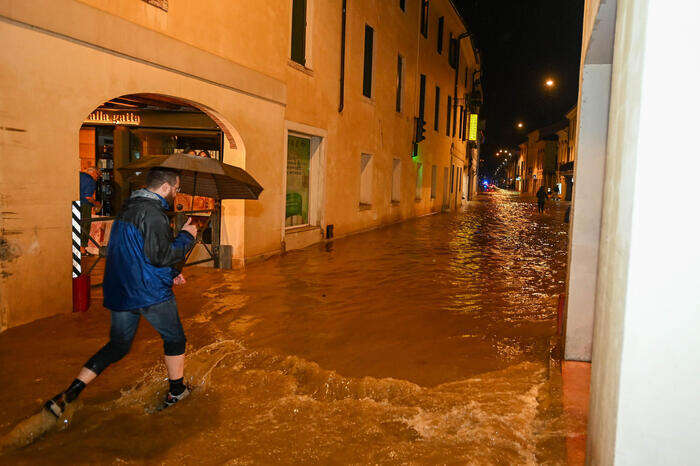 Maltempo, domani allerta rossa in Veneto, arancione in 6 regioni